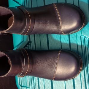 Clark's "Ashland Pine" booties